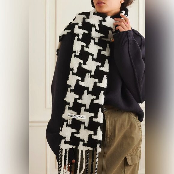 Acne Studios Accessories - Acne Studios houndstooth-pattern knitted scarf